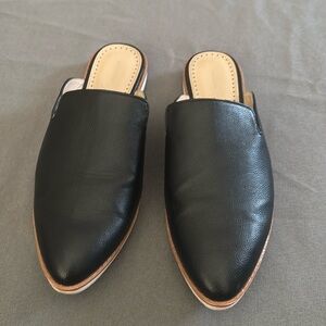 Excellent Condition Adrienne Vittadini Black Pointed Toe Mule Flats  Size 8 1/2.